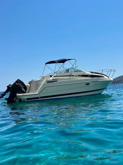 ΝΙΚΟΛΑΟΣ anchored in clear water ready to depart